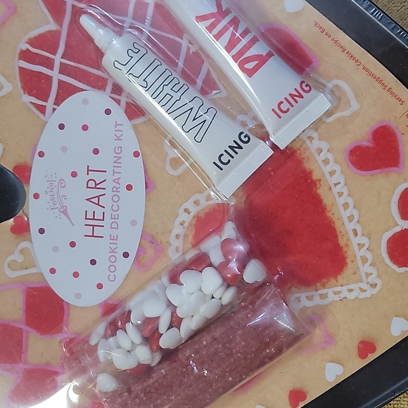Cookie heart pan and decorating kit. - Picture 2 of 3